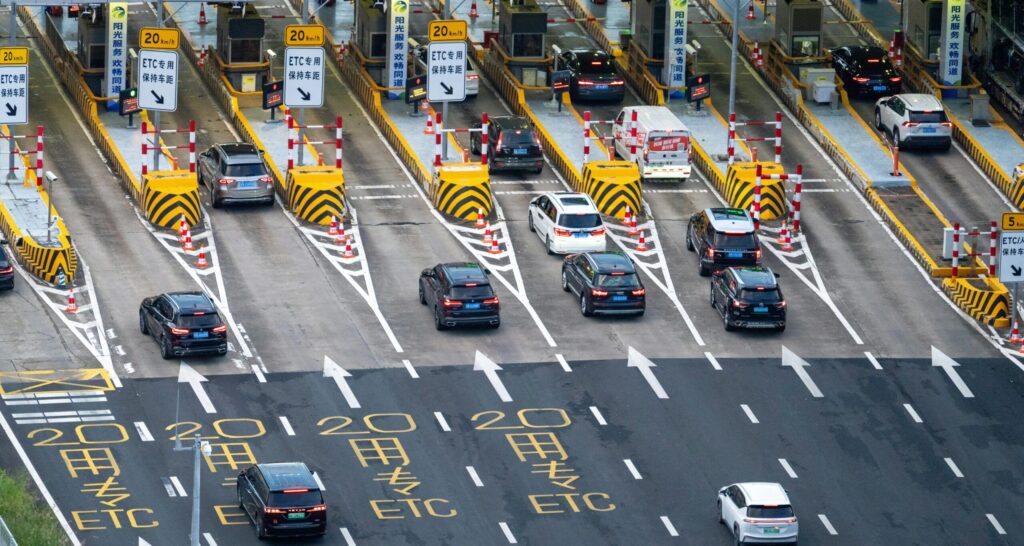 Overhead photo of a busy toll plaza with multiple cars and lanes, featuring ETC lanes.